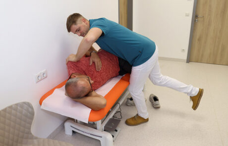 Dr. David Wittmann, Arzt für Allgemeinmedizin, bei einer Behandlung