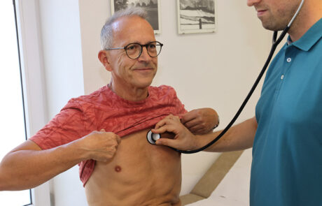 Dr. David Wittmann, Arzt für Allgemeinmedizin, bei einer Behandlung